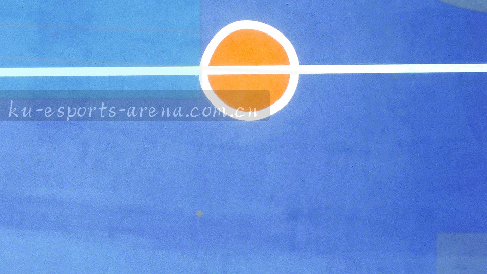多屏直播墙画面，显示器排列成矩阵，画面偏冷色调